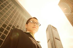 店内の魅力を確かめる調査員の仕事